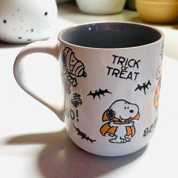 Peanuts Snoopy Halloween Costumes 16oz Mug White - Picture 3 of 5